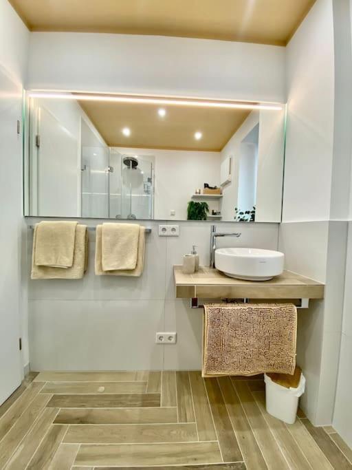 Komfort - Zentral, Mit Balkon Und Waschmaschine Apartment Düsseldorf